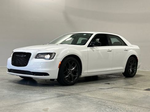Used 2022 Chrysler 300 Touring w/ Sport Appearance Package image 2