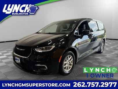 Used 2025 Chrysler Pacifica Select