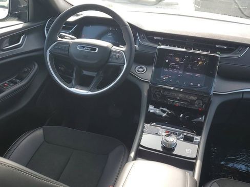 New 2025 Jeep Grand Cherokee Altitude image 12