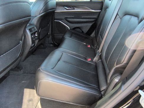 Used 2022 Jeep Grand Cherokee Limited image 19