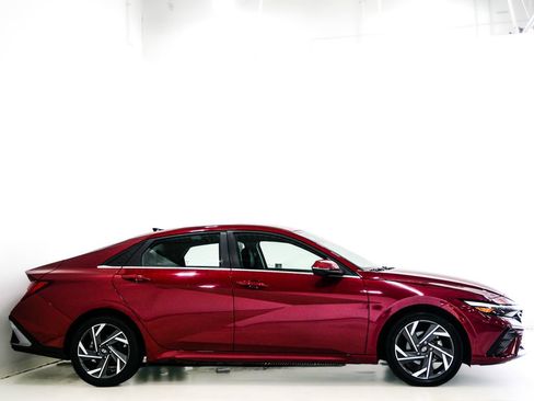 Used 2024 Hyundai Elantra Limited FWD image 5