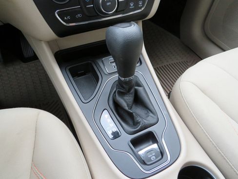 Used 2019 Jeep Cherokee Latitude w/ Popular Appearance Group image 21