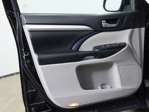 Used 2019 Toyota Highlander XLE AWD/4WD image 21