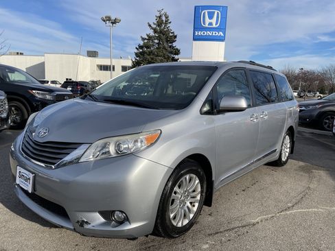 Used 2014 Toyota Sienna XLE image 1