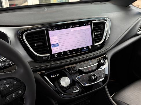 Used 2025 Chrysler Pacifica Limited FWD image 45
