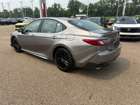 Used 2025 Toyota Camry SE AWD/4WD image 6