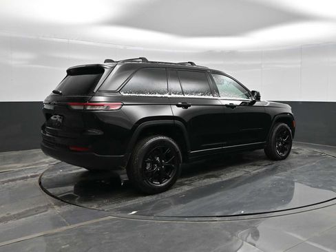 Used 2024 Jeep Grand Cherokee Altitude image 8