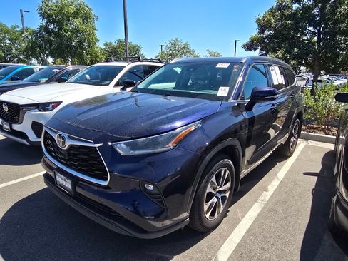 Used 2021 Toyota Highlander XLE AWD/4WD image 11