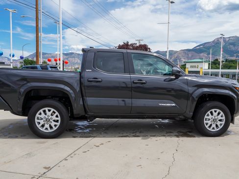 Certified 2025 Toyota Tacoma SR5 AWD/4WD image 9