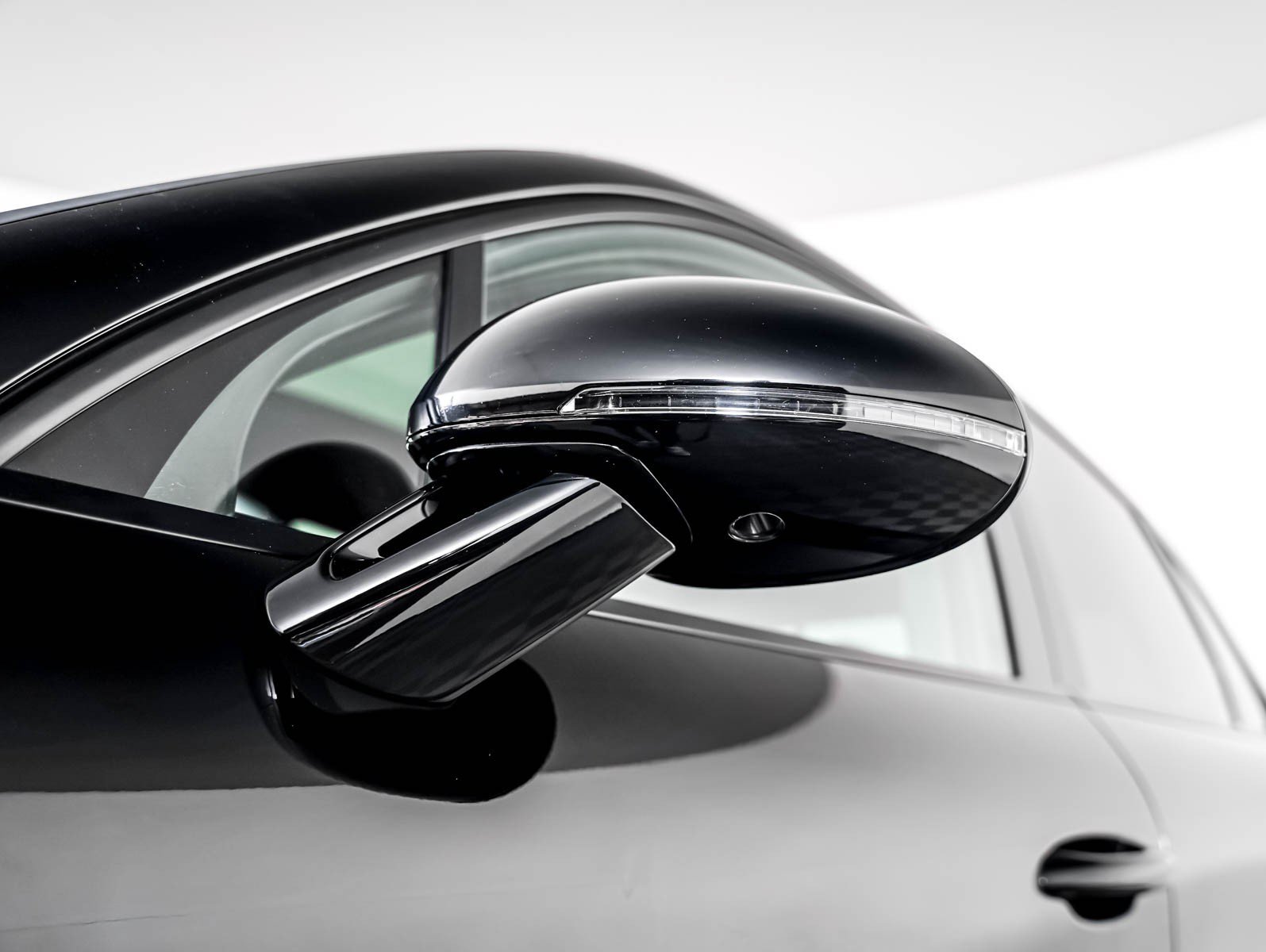 Certified 2023 Porsche Macan AWD/4WD image 32