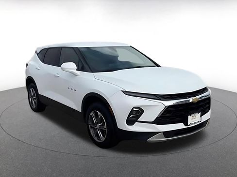 Used 2025 Chevrolet Blazer LT image 3