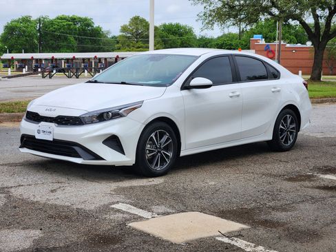 Used 2023 Kia Forte LXS FWD image 2