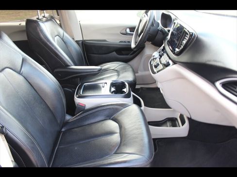 Used 2022 Chrysler Pacifica Touring-L FWD image 17