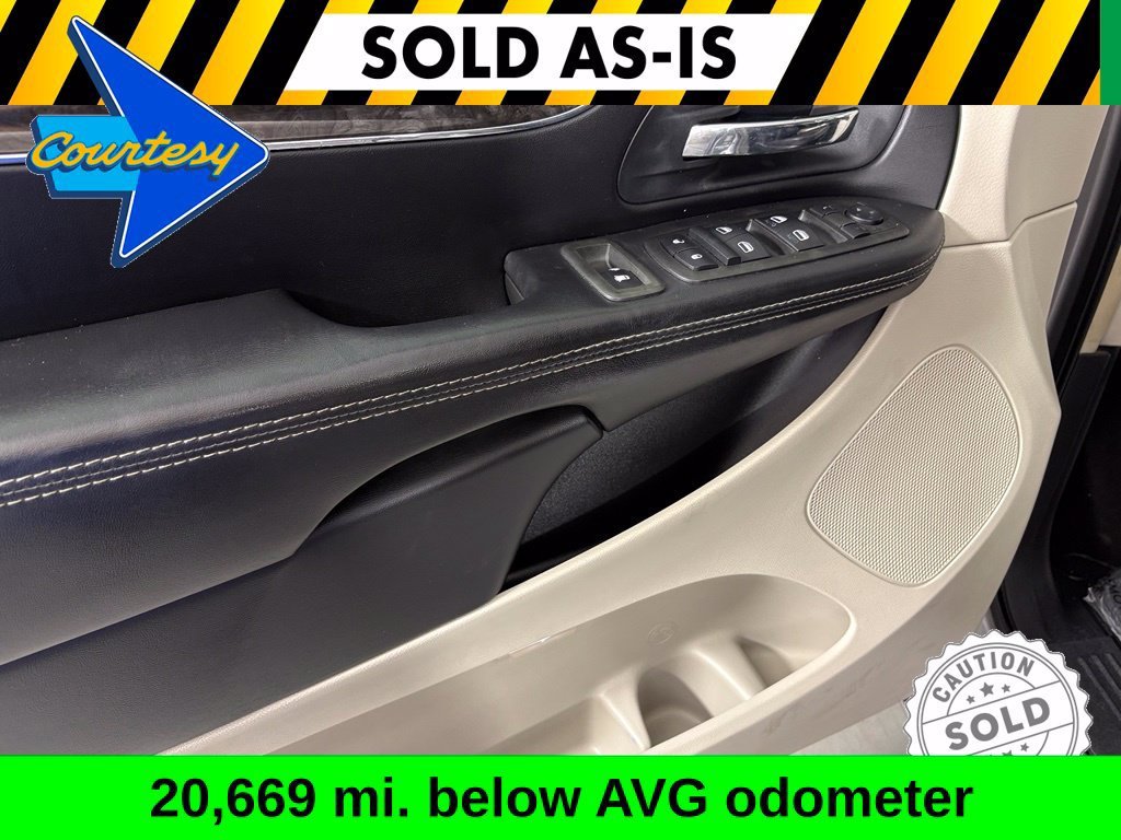 Used 2014 Chrysler Town & Country Touring FWD image 11