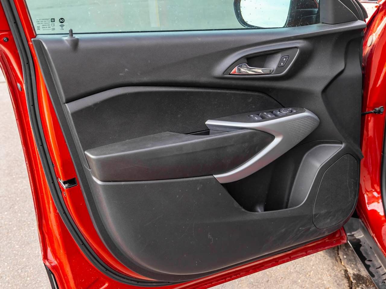 Used 2024 Chevrolet Trax RS w/ Sunroof Package FWD image 9
