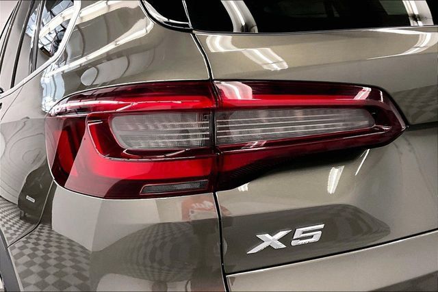 Used 2023 BMW X5 xDrive40i AWD/4WD image 33