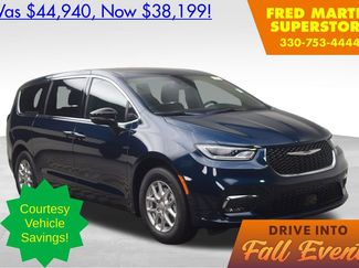 New 2025 Chrysler Pacifica Select image 1