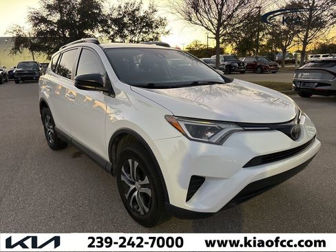 Used 2018 Toyota RAV4 LE image 8