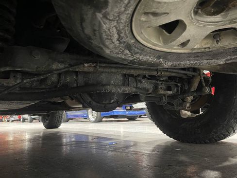 Used 2002 Chevrolet Avalanche 1500 4dr 4WD Crew Cab SB w/ Off-Road Suspension Pkg image 32