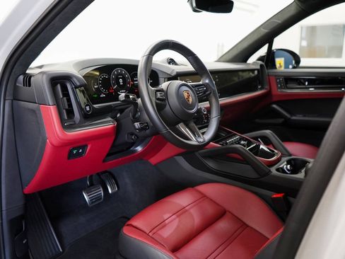 Used 2025 Porsche Cayenne GTS AWD/4WD image 44