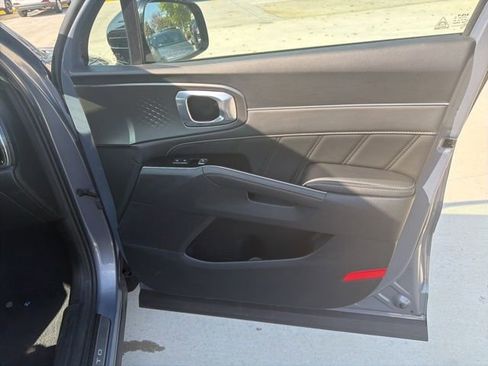 Used 2023 Kia Sorento SX image 17