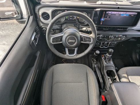 Used 2025 Jeep Wrangler Unlimited Sahara AWD/4WD image 16