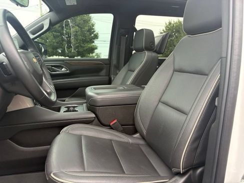 Used 2024 Chevrolet Suburban Premier w/ Premium Package AWD/4WD image 32