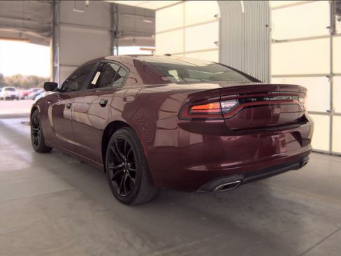 Used 2018 Dodge Charger SXT RWD image 4