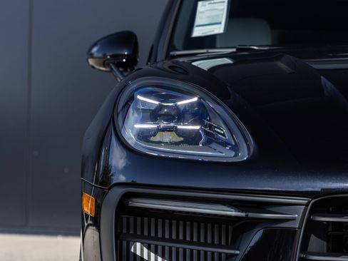 Certified 2026 Porsche Macan S AWD/4WD image 17