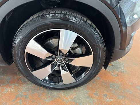 Used 2021 Volvo XC40 T5 Momentum w/ Protection Package Premier image 10