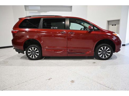 Used 2017 Toyota Sienna XLE FWD image 5