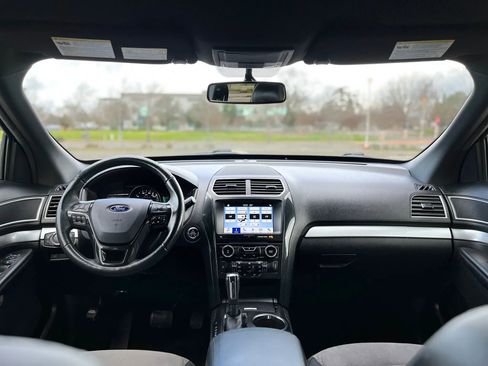 Used 2017 Ford Explorer XLT w/ Equipment Group 202A FWD image 24