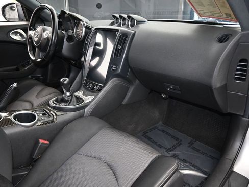 Used 2020 Nissan 370Z w/ Sport Package image 39