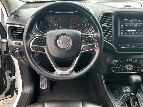 Used 2019 Jeep Cherokee Latitude Plus w/ Comfort/Convenience Group image 8