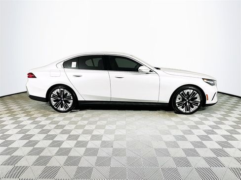 Used 2024 BMW 530i xDrive w/ Convenience Package image 8