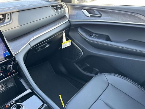 New 2025 Jeep Grand Cherokee Limited image 17