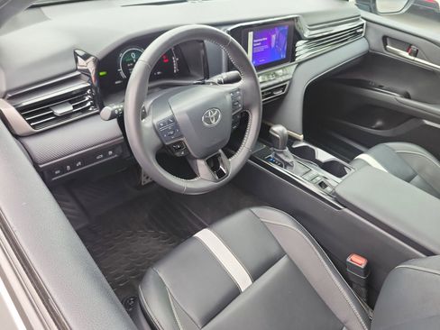 Used 2025 Toyota Camry SE w/ Convenience Package FWD image 6