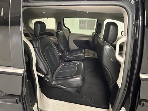 Used 2023 Chrysler Pacifica Touring-L FWD image 13