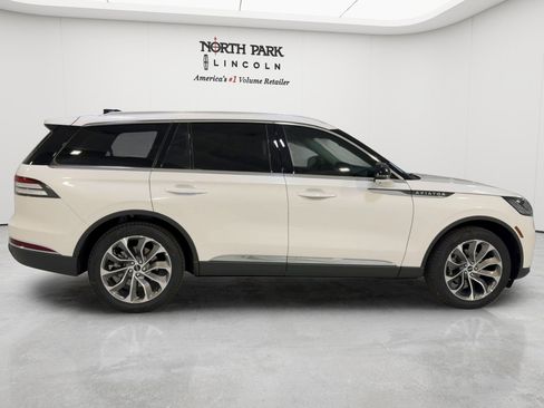 New 2026 Lincoln Aviator AWD image 2