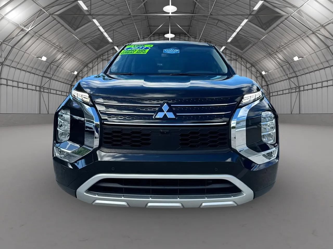 Used 2023 Mitsubishi Outlander SE FWD image 2
