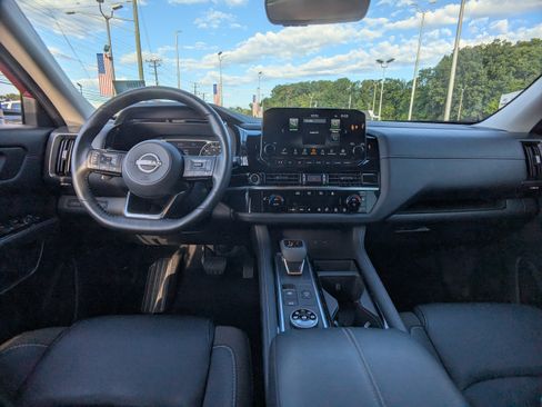 Used 2023 Nissan Pathfinder SL w/ Black Appearance Package AWD/4WD image 18