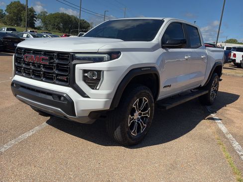Used 2024 GMC Canyon AT4 w/ Technology Package AWD/4WD image 9