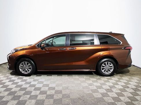 Certified 2022 Toyota Sienna XLE FWD image 5