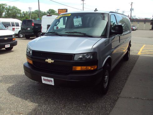 Used 2021 Chevrolet Express 3500 Extended w/ Driver Convenience Package RWD image 4