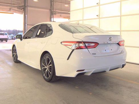 Used 2018 Toyota Camry SE image 3