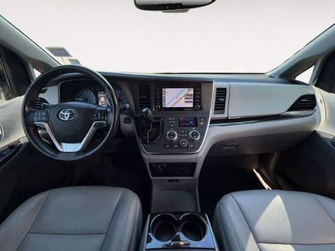 Used 2018 Toyota Sienna XLE Premium w/ Outdoor Package AWD/4WD image 11