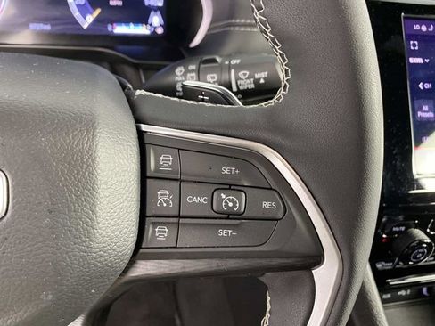 Used 2025 Jeep Grand Cherokee Altitude AWD/4WD image 15