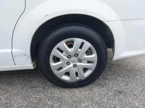 Used 2019 Dodge Grand Caravan SE image 35