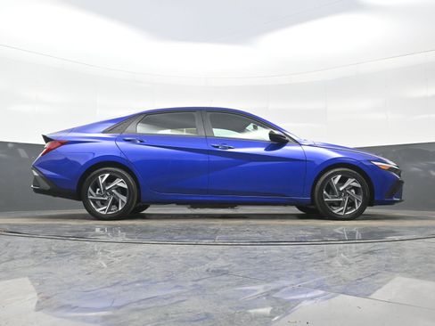 Certified 2025 Hyundai Elantra SEL image 30