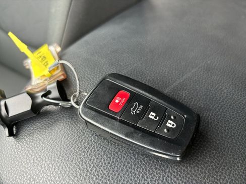 Used 2025 Toyota RAV4 XLE image 22